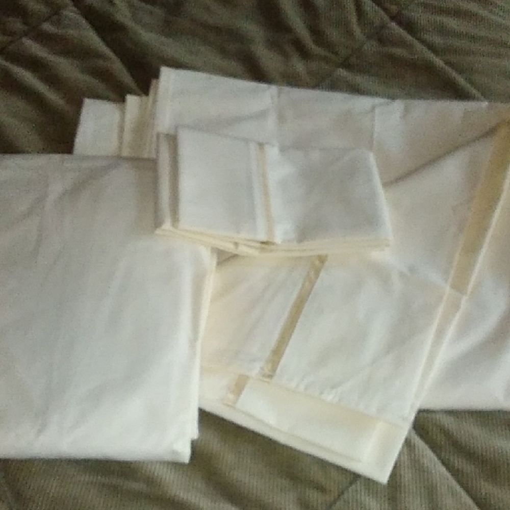 Elegant Cream Bedding Set